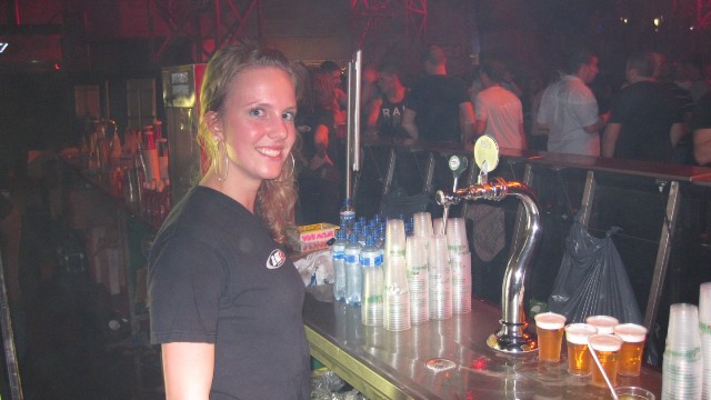 Mariska achter de bar aan het biertappen op evenementen.