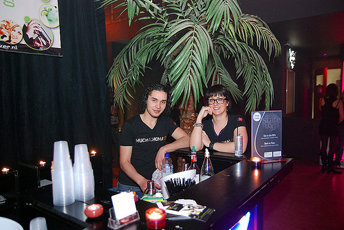 Barpersoneel aan het werken in de cocktailbar in discotheek the Sand.