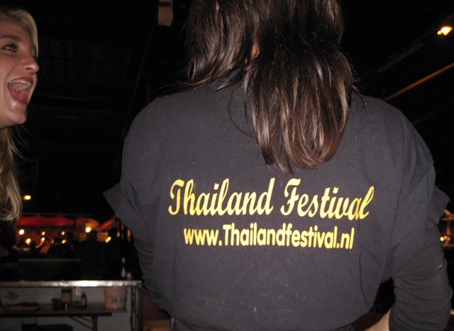 Barpersoneel aan het werken op het Thailand Festival
