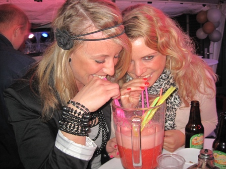 Meisjes drinken samen een cocktail.