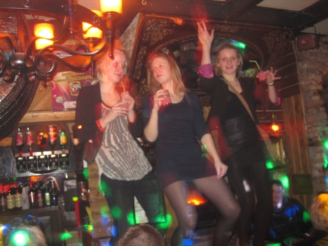 Meisjes op de bar in Heerenveen