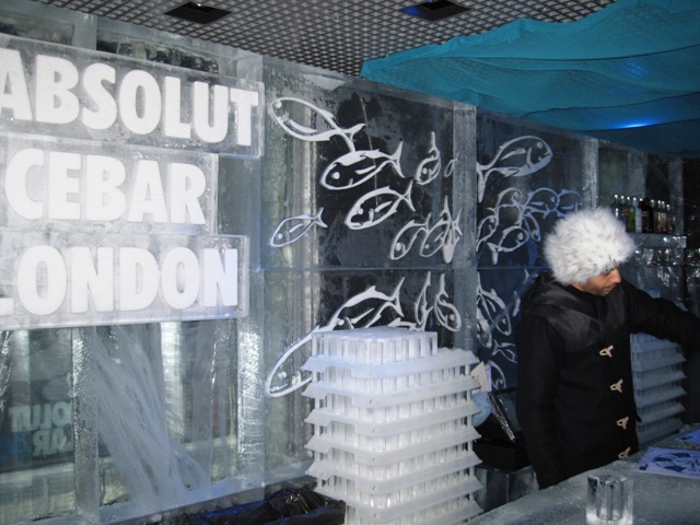 Cocktails drinken in de Icebar in londen.
