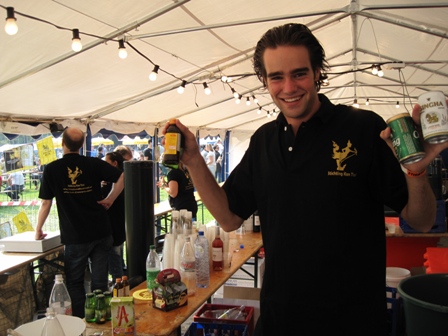 Maarten laat de dranken zien op het Thailand Festival.