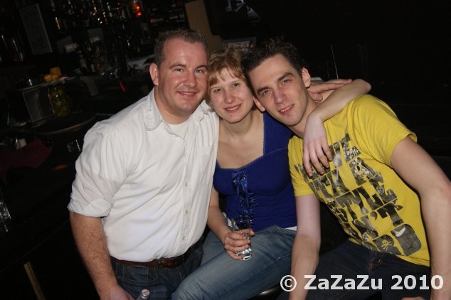 Rens, Kirsten en Karel aan het feesten in club ZaZaZu in Hengelo