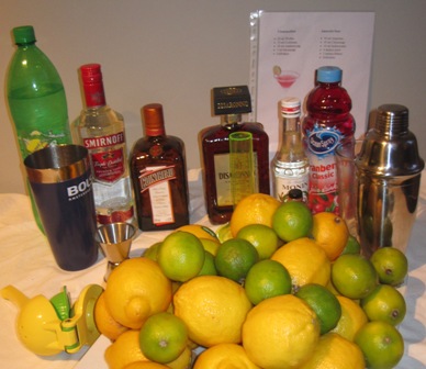 De cocktail spullen die nodig zijn voor de Cosmopolitan en de Amaretto Sour.