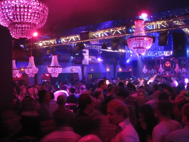 Feesten in Hengelo bij club Merlijn.