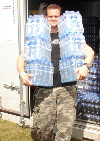Niels is water aan het dragen op evenementen.